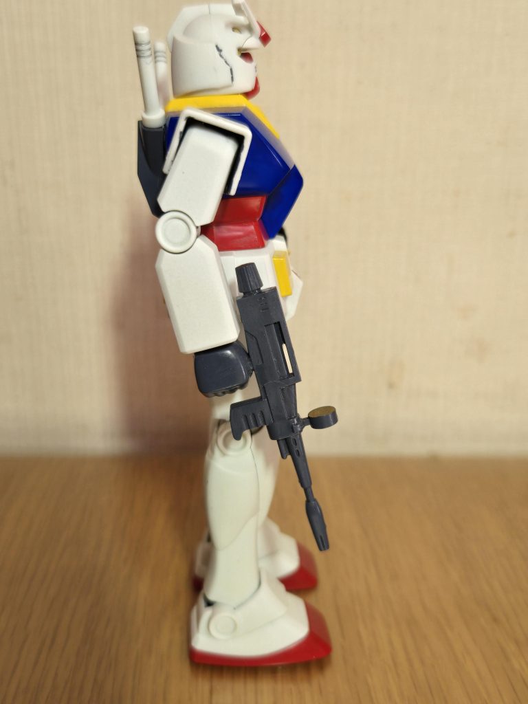 サイドから。ビームライフルが小さくて可愛いですよね(笑)