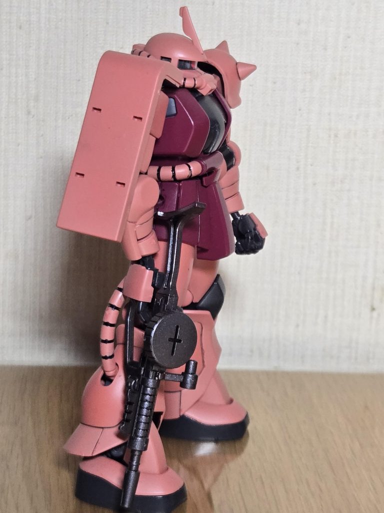 サイドから。マシンガンは重厚感を出したくて黒鉄色にしました。