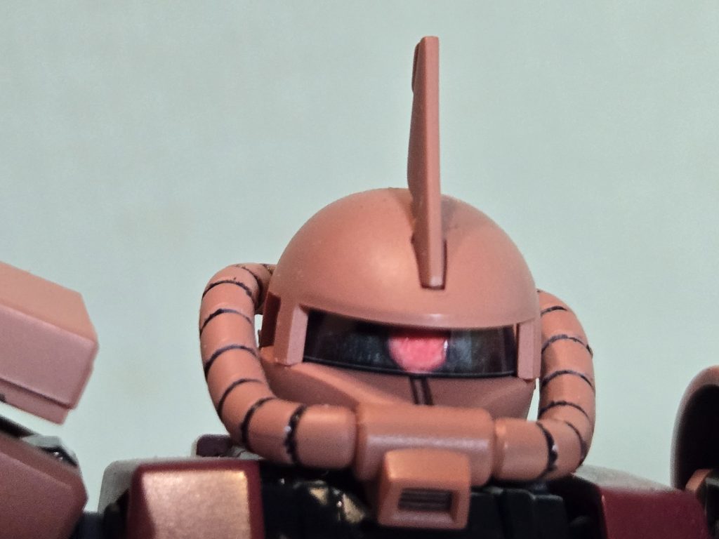 モノアイのは蛍光ピンクにして、前面に薄い透明プラバンを入れました。これも自己満足の世界です!