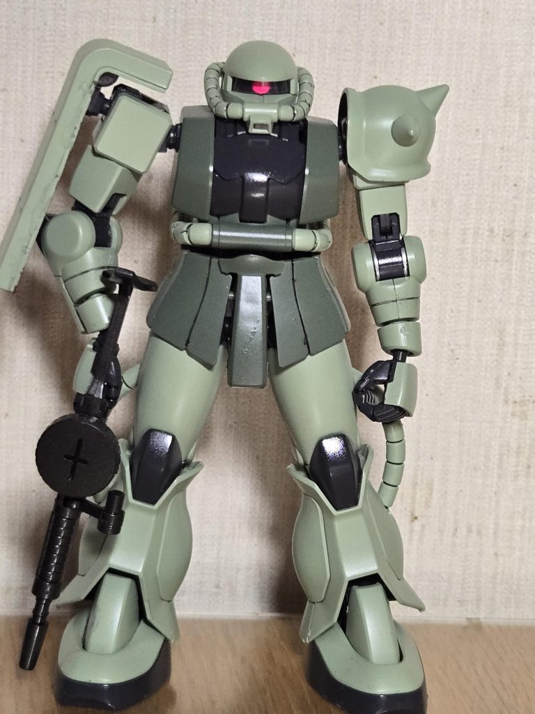 あぁ!第一話のシーンが思い浮かびます。ザクが出た時は小学生ながらウキウキしたのを思い出します。私はザクが一番好きなのかも知れません(笑)