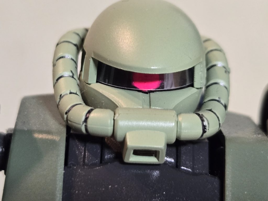 グホーン!というモノアイの発光する音が良かったなぁ~~✨モノアイは蛍光ピンクにして、前面に薄い透明プラバンを入れました。これも良いと満足しています😊