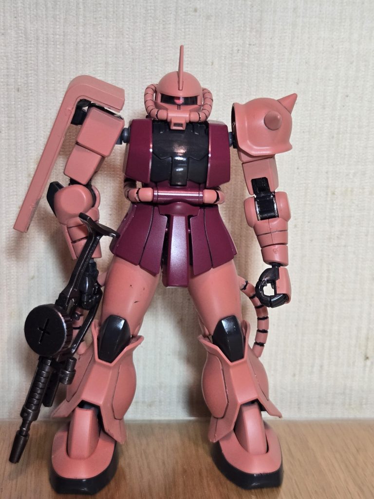 色はシャア専用の基本色を全塗装しました。アニメ風にしたかったのでデカールシールは無しで最小限のスミ入れにしています。