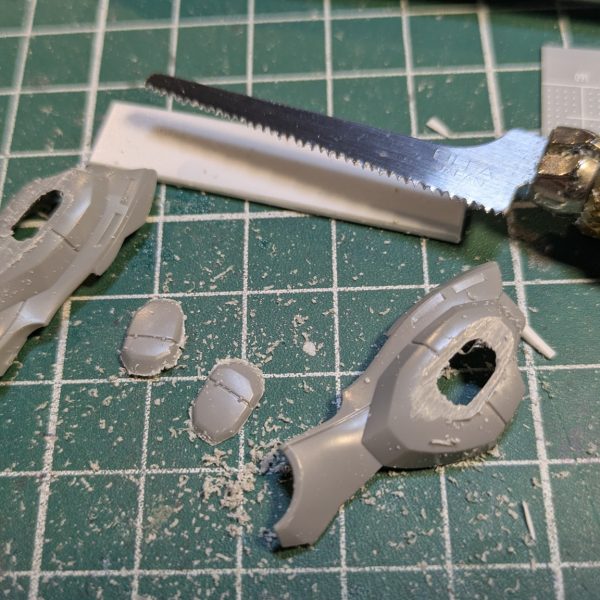 ガンダムEXを陸ガンに改造計画。まだまだ先は長い。陸ガンはふくらはぎからビームサーベルが出るのですが、ガンダムEXは背中なので、ふくらはぎ切った貼ったして無理くりビームサーベルねじ込みました😊ちゃんと収納してフタ閉めれます(gandam-hand2)（3枚目）