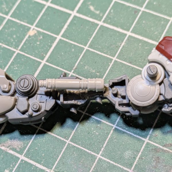 ガンダムEXを陸ガンに改造計画。まだまだ先は長い。陸ガンはふくらはぎからビームサーベルが出るのですが、ガンダムEXは背中なので、ふくらはぎ切った貼ったして無理くりビームサーベルねじ込みました😊ちゃんと収納してフタ閉めれます(gandam-hand2)（4枚目）