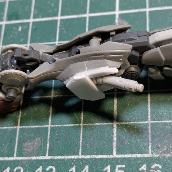 ガンダムEXを陸ガンに改造計画。まだまだ先は長い。陸ガンはふくらはぎからビームサーベルが出るのですが、ガンダムEXは背中なので、ふくらはぎ切った貼ったして無理くりビームサーベルねじ込みました😊ちゃんと収納してフタ閉めれます(gandam-hand2)（5枚目）