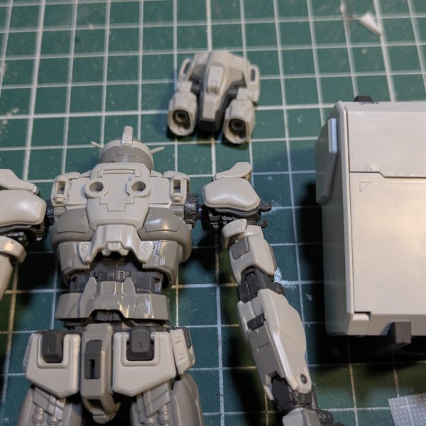 EXに陸ガンのコンテナ付けてみましたが、まさかの無加工でシンデレラフィットでした🤣バンダイの設計者さん、もしかして想定されてたのかな！？🤔(gundam-kao6)加工の手間が少し省けて嬉しいです😊EXの陸ガン化、工作フェイズは7割ぐらいまで来ました(gandam-hand2)（2枚目）