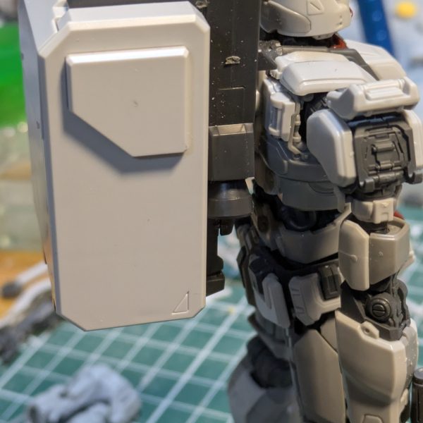 EXに陸ガンのコンテナ付けてみましたが、まさかの無加工でシンデレラフィットでした🤣バンダイの設計者さん、もしかして想定されてたのかな！？🤔(gundam-kao6)加工の手間が少し省けて嬉しいです😊EXの陸ガン化、工作フェイズは7割ぐらいまで来ました(gandam-hand2)（3枚目）