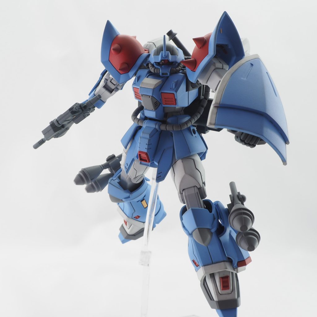 アクトザクのビームライフル、ゲルググベースのショートシールドを装備させ、正史で搭乗する2号機に近い装備にしています。