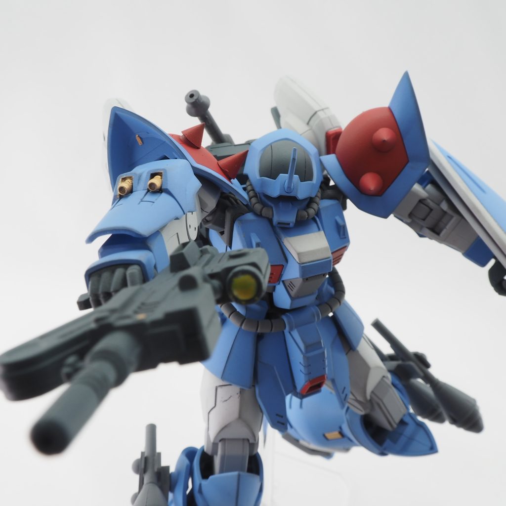 右腕はミサイルではなく速射砲としました。