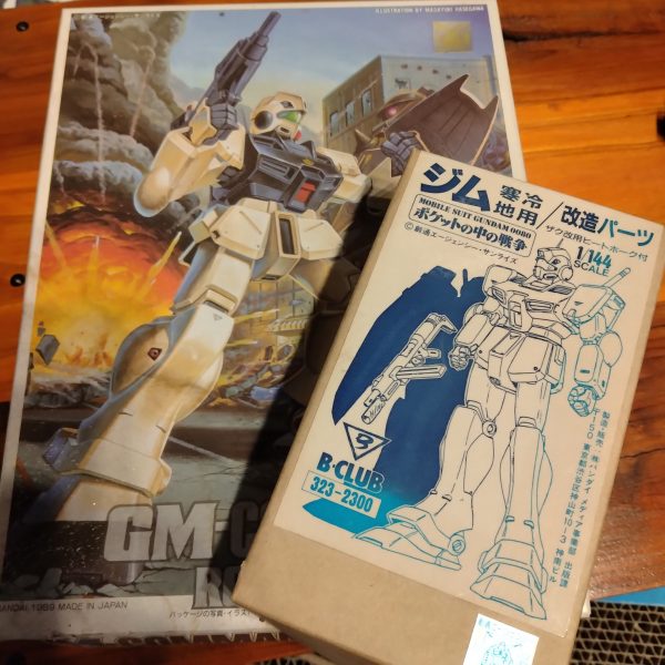 旧キット用の貴重な換装パーツが手に入ったので、熱が冷めぬうちにブルーディスティニー関連を作っていこうと思います。今回はゲーム版ではなく、初のコミカライズである高橋瑞穂先生の漫画版です☺️ひとまず肩の可動域拡張と、頭を乗せてみた。HGUCよりスタイリッシュな頭部が👍️（2枚目）