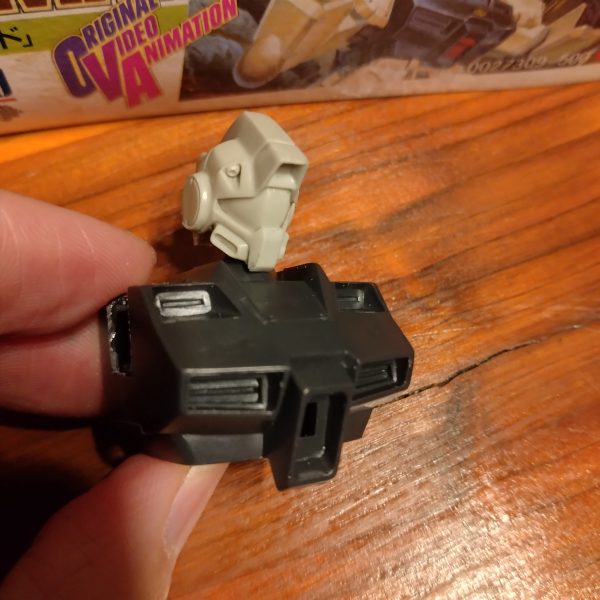 旧キット用の貴重な換装パーツが手に入ったので、熱が冷めぬうちにブルーディスティニー関連を作っていこうと思います。今回はゲーム版ではなく、初のコミカライズである高橋瑞穂先生の漫画版です☺️ひとまず肩の可動域拡張と、頭を乗せてみた。HGUCよりスタイリッシュな頭部が👍️（3枚目）