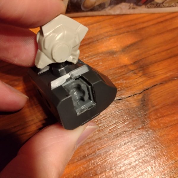 旧キット用の貴重な換装パーツが手に入ったので、熱が冷めぬうちにブルーディスティニー関連を作っていこうと思います。今回はゲーム版ではなく、初のコミカライズである高橋瑞穂先生の漫画版です☺️ひとまず肩の可動域拡張と、頭を乗せてみた。HGUCよりスタイリッシュな頭部が👍️（4枚目）