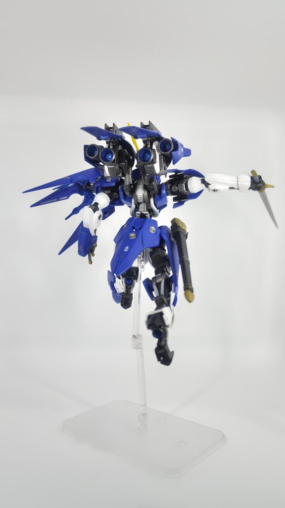 オルトリンデを高機動化させるために、背部に大型バーニア、足の裏に小型バーニアが備えられている。ギャプランの余り物のパーツをトールギスのスーパーバーニアっぽく作ってみました。