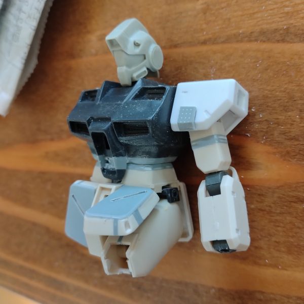 プラパイプとステンレス棒で取付方法を変更し、フロントアーマーがしっかり上がるようにしました。貧相に見えた上腕は2mm延長。他の部位とのバランスがとれた気がします。しかし…今回使ってるB-CLUB製の寒冷地ジムの頭がイケメンすぎてヤバいです😳（2枚目）