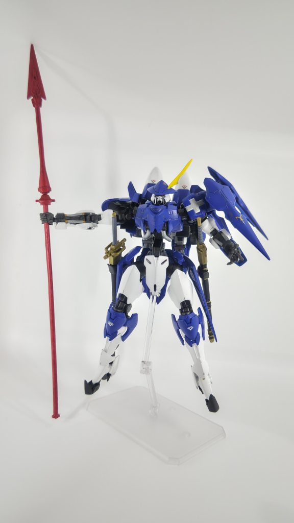 メイン武器である朱色の槍は「マクギリス・ファリド事件」の際に、鉄華団鎮圧に使用されたダインスレイヴをどさくさに紛れ偽物とすり替え、槍とて鋳造したものである。名前もダインスレイヴ改め「ゲイ・ボルグ」と改名している。