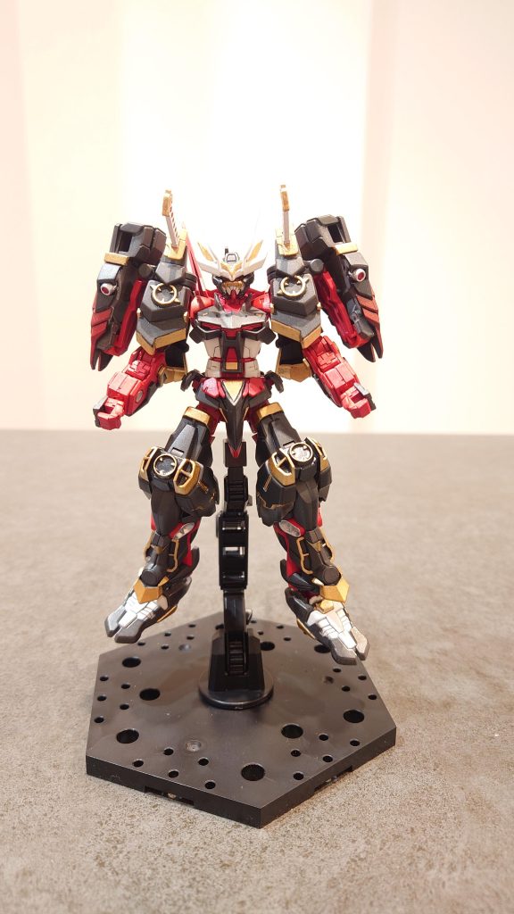 ブラックとゴールドをメインに、ホワイトを差し色として一部入れてみました！