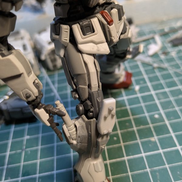 ガンダムEXを陸ガンに改造計画。まだまだ先は長い。陸ガンはふくらはぎからビームサーベルが出るのですが、ガンダムEXは背中なので、ふくらはぎ切った貼ったして無理くりビームサーベルねじ込みました😊ちゃんと収納してフタ閉めれます(gandam-hand2)（6枚目）
