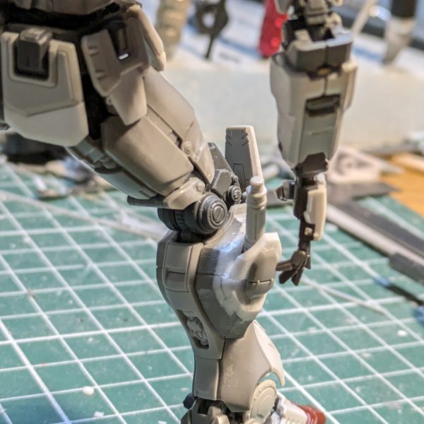 ガンダムEXを陸ガンに改造計画。まだまだ先は長い。陸ガンはふくらはぎからビームサーベルが出るのですが、ガンダムEXは背中なので、ふくらはぎ切った貼ったして無理くりビームサーベルねじ込みました😊ちゃんと収納してフタ閉めれます(gandam-hand2)（2枚目）