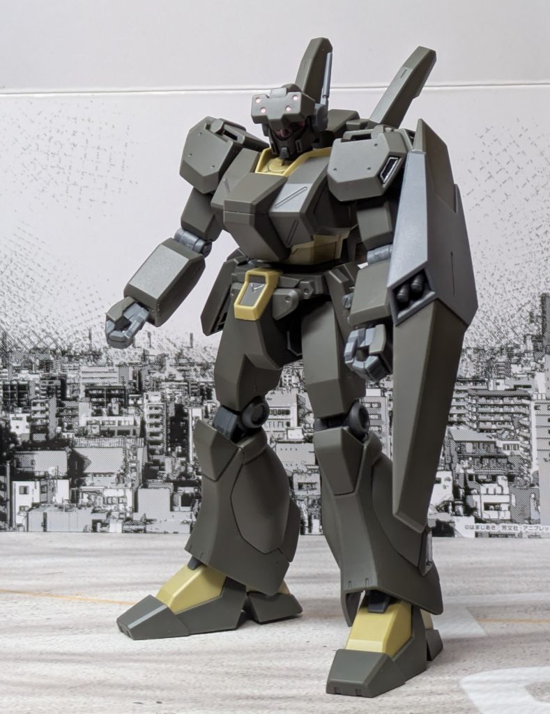 このエコーズ仕様のジェガンはベースのジェガンD型に胸部を中心に増加装甲を施してパイロットの生存性を向上。さらに頭部には各種センサーを備えたバイザーを装備し使用時には一般機以上の射撃精度を出す事が可能。また、カラーリングも地上、宇宙における隠密性と撃破された際に機体をPMC機と誤認させるため他のジェガンと異なる濃いめのオリーブドラブで塗装されている。