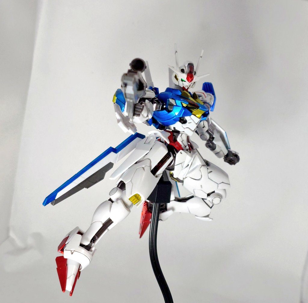 写真だとわかりづらいですが、白い部分はパール塗装青、黄、赤はキャンディ塗装になっています