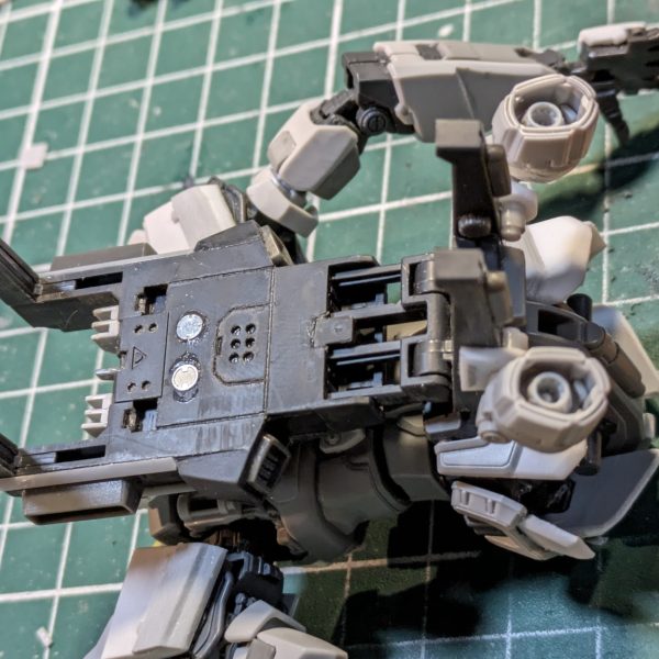 ネトフリガンダム(ガンダムEX)の陸ガン化改造しております🙋🏻でっかいランドセル背負わせました👍🏽元々のバックパックのデザインではバーニアの位置も大きさもなんか微妙だなぁと思ってたので、思い切って改造😊元々のネトフリガンダムのバーニアを無理くり付けました💦コンテナ背負ってても畳んでてもいい具合の向きに変えれます(gundam-kao6)ガンダムEXの陸ガン化まであともう少し💦💦（2枚目）