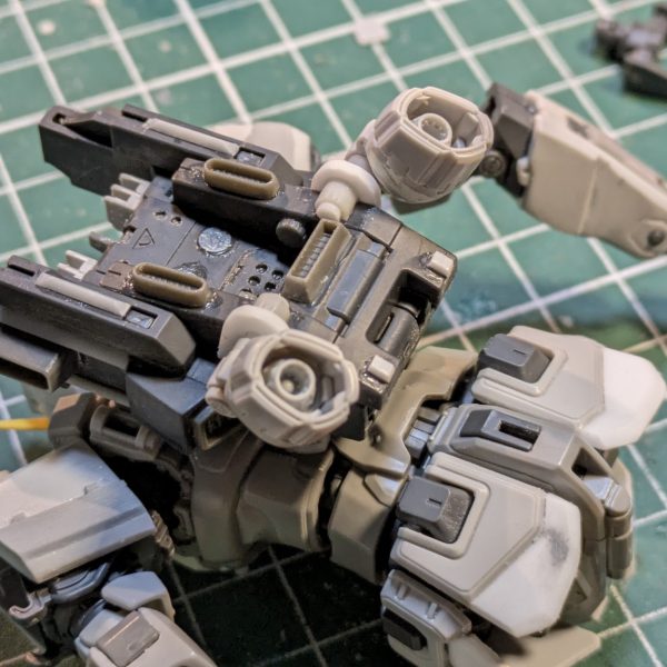 ネトフリガンダム(ガンダムEX)の陸ガン化改造しております🙋🏻でっかいランドセル背負わせました👍🏽元々のバックパックのデザインではバーニアの位置も大きさもなんか微妙だなぁと思ってたので、思い切って改造😊元々のネトフリガンダムのバーニアを無理くり付けました💦コンテナ背負ってても畳んでてもいい具合の向きに変えれます(gundam-kao6)ガンダムEXの陸ガン化まであともう少し💦💦（3枚目）