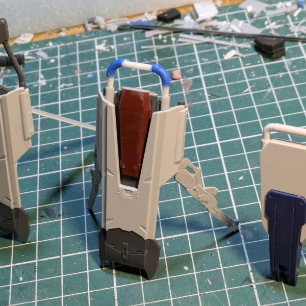 ネトフリガンダム(ガンダムEX)の陸ガン化。ネトフリガンダムのシールドはデカすぎるのでちょっと小さくしました。写真は左から、ネトフリガンダム、改造品、陸ガンオリジナルのシールド。いい感じに中間サイズになりました。お湯プラで複製したパーツを足にして、シールドを立たせることもできます🙋🏻👍🏽（2枚目）