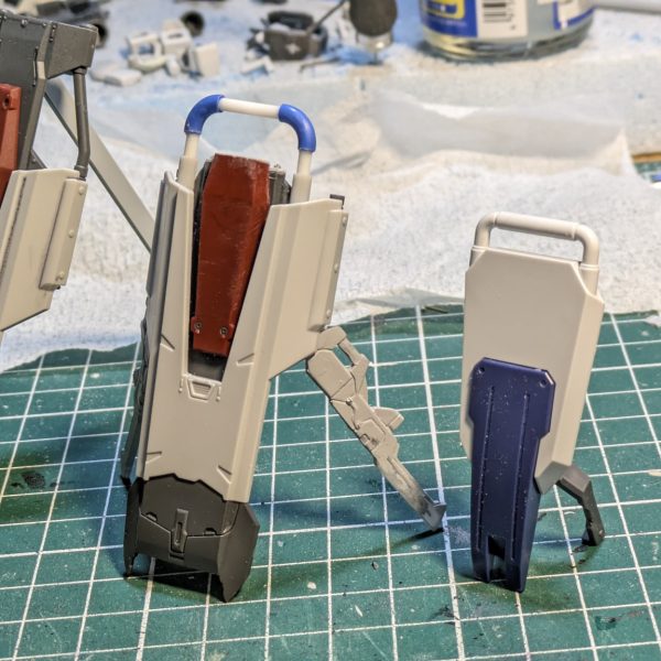 ネトフリガンダム(ガンダムEX)の陸ガン化。ネトフリガンダムのシールドはデカすぎるのでちょっと小さくしました。写真は左から、ネトフリガンダム、改造品、陸ガンオリジナルのシールド。いい感じに中間サイズになりました。お湯プラで複製したパーツを足にして、シールドを立たせることもできます🙋🏻👍🏽（4枚目）