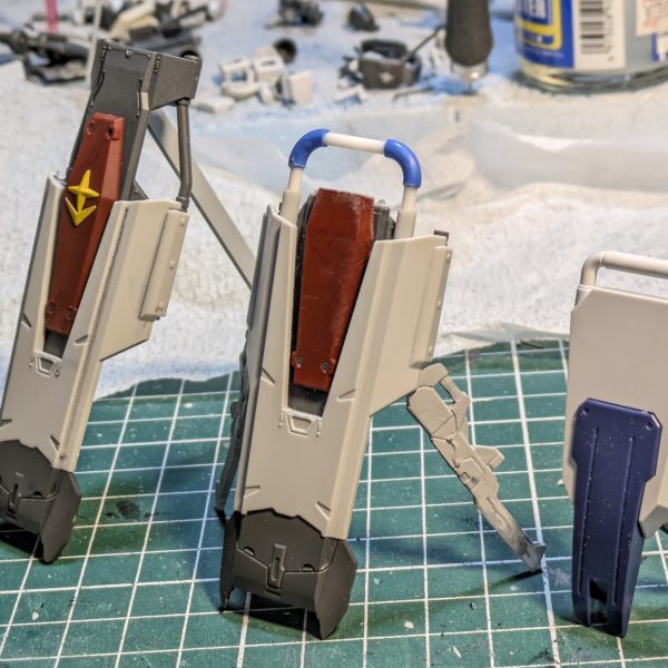 ネトフリガンダム(ガンダムEX)の陸ガン化。ネトフリガンダムのシールドはデカすぎるのでちょっと小さくしました。写真は左から、ネトフリガンダム、改造品、陸ガンオリジナルのシールド。いい感じに中間サイズになりました。お湯プラで複製したパーツを足にして、シールドを立たせることもできます🙋🏻👍🏽（5枚目）