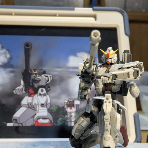 ガンダムEXの陸ガン化。とりあえず工作は終了したので仮組みして輝き撃ちさせてみました😊輝き撃ちってよく見たらかなり無理な体制で膝ついてないし、シールドも台に使ってないんですね💦💦（2枚目）