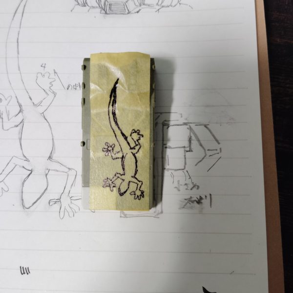 お久しぶりです〜シールドどうするかで放置してたホワイトオーガがようやく完成に近づいてきましてその報告です盾のマーキングは練習したあとマスキングテープの上に描いてみました　難しいですね～あとズゴックも作ってました　ダクトをプラ板で製作してましてモノアイも可動しますあと個人的な話になりますが最近転職しまして、それに伴い引っ越しやら何やらでバタバタしてたら半年経ってました笑　怖いですね〜年末には完成させたいです笑（3枚目）