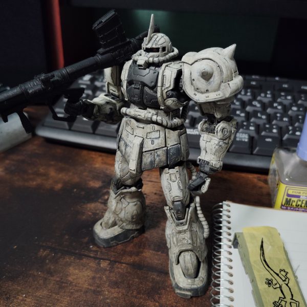 お久しぶりです〜シールドどうするかで放置してたホワイトオーガがようやく完成に近づいてきましてその報告です盾のマーキングは練習したあとマスキングテープの上に描いてみました　難しいですね～あとズゴックも作ってました　ダクトをプラ板で製作してましてモノアイも可動しますあと個人的な話になりますが最近転職しまして、それに伴い引っ越しやら何やらでバタバタしてたら半年経ってました笑　怖いですね〜年末には完成させたいです笑（4枚目）