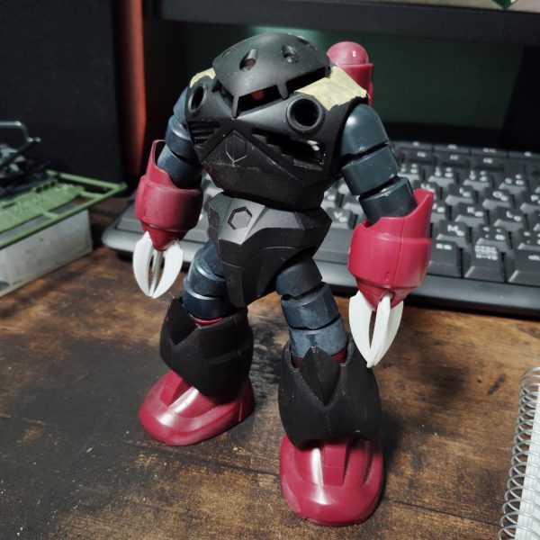 お久しぶりです〜シールドどうするかで放置してたホワイトオーガがようやく完成に近づいてきましてその報告です盾のマーキングは練習したあとマスキングテープの上に描いてみました　難しいですね～あとズゴックも作ってました　ダクトをプラ板で製作してましてモノアイも可動しますあと個人的な話になりますが最近転職しまして、それに伴い引っ越しやら何やらでバタバタしてたら半年経ってました笑　怖いですね〜年末には完成させたいです笑（2枚目）