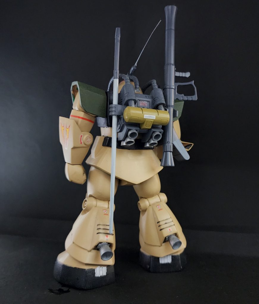 後ろからジャイアントバズを持たせたので後ろが寂しいから余ったザクバズーカ引っ掛けてます旧キットとはいえこの密度がたまりませんねアンテナはキットのままだと太かったので伸ばしランナーで仕上げてます