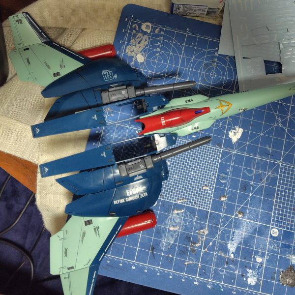 こんにちわ。ずいぶんとデカール貼りに時間かかってましたが、あきらめて本体の1回目のつや消しスプレーしました。 本体の2回目と、ウエポンシステムはこれからしますー。脚のバーニアの内側の黄色いバーツが1つ行方不明になってました😣乾かす間にプラモの道具片付けながら捜索します😣（3枚目）