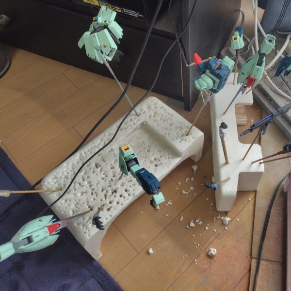 こんにちわ。ずいぶんとデカール貼りに時間かかってましたが、あきらめて本体の1回目のつや消しスプレーしました。 本体の2回目と、ウエポンシステムはこれからしますー。脚のバーニアの内側の黄色いバーツが1つ行方不明になってました😣乾かす間にプラモの道具片付けながら捜索します😣（2枚目）