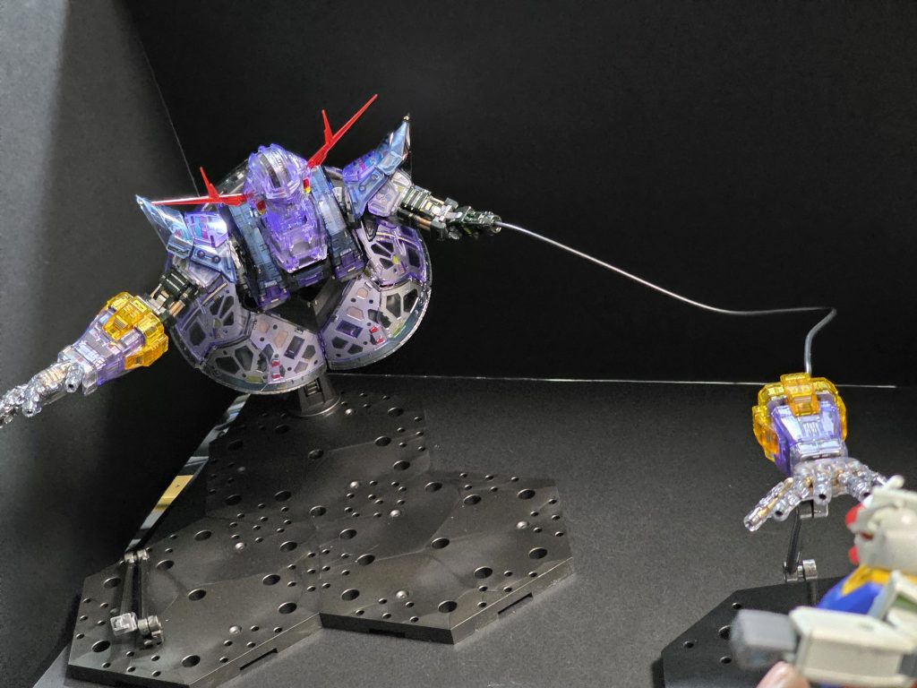 腕をびよ～んしてRX-78-2さん見切れバージョン。キットにアクションベース一式プラス台座2つが付属するのもなかなか贅沢。前作デスティニーで「もうクリアカラーは十分」と言ったものの、パーツがクリアになっただけのHGではなく、内部構造までしっかりと造形デザインされているRGやMGのメカニカルクリアとかならば今後もアリだなと。