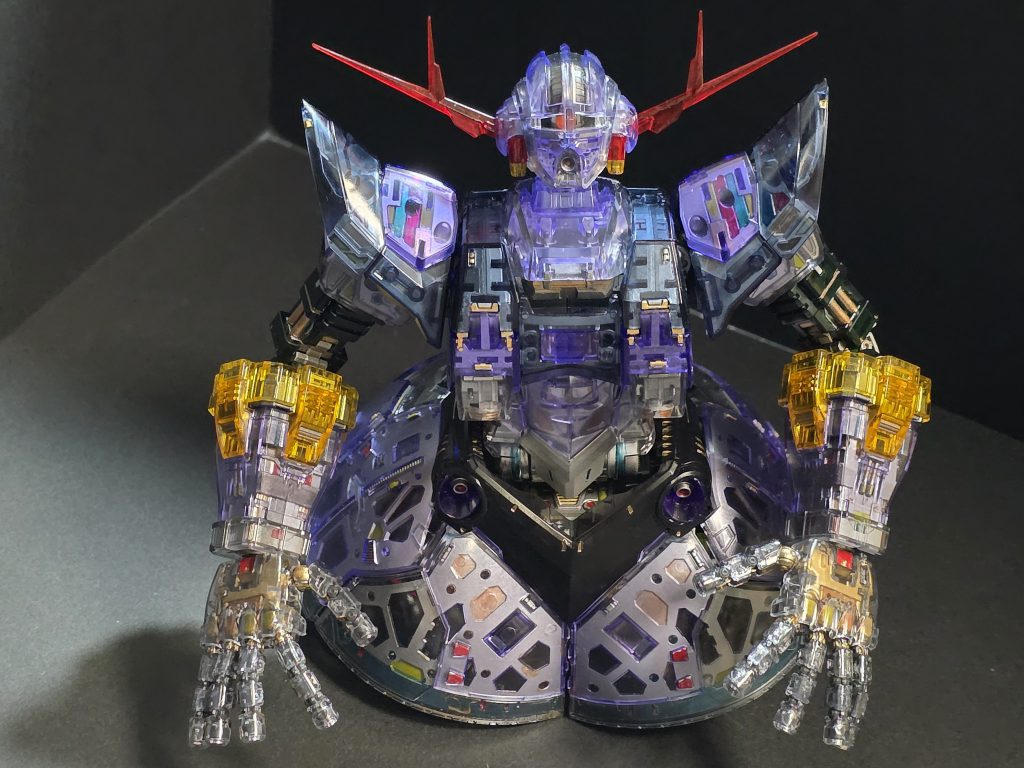 まず驚いたのは造形の緻密さ。せっかくのクリアカラーだから、この造形デザインを活かそう、ということで、細かいところまで塗り分けることに（詳細は↑「製作記録」タブ参照）。