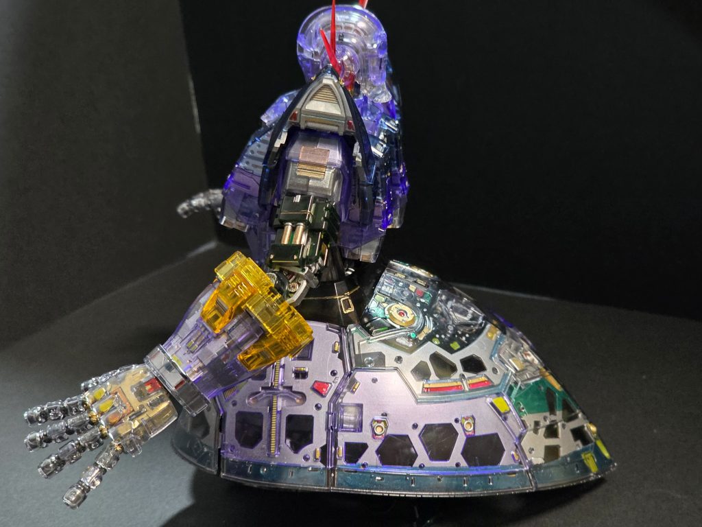 一番がんばったのはスカート部分。この造形デザインが通常版ではパネルで覆われて見えなくなってしまうのはとてももったいない。手は指部分がアドヴァンスドMSジョイントになっていて、外装のクリアと軸のABS樹脂の塗り分けが難しいかったものの、手のひらと甲の部分をゴールドにして細部を彩色したところなかなかの仕上がりに。