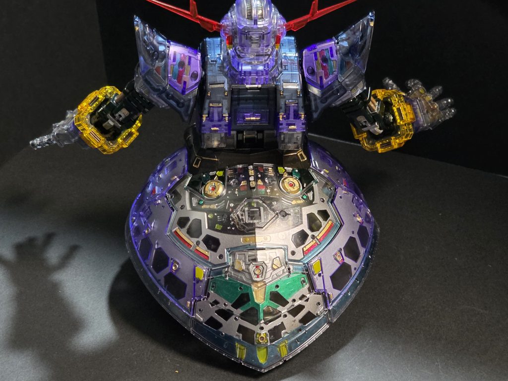 細部の塗装にはジェットエンジンの内部構造を見て、シルバー一色ではなく赤や金、緑や青などパーツごとにカラフルな色遣いがなされているのを参考に。ベースをアルミシルバーとライトガンメタにしてアクセントで各色を。重宝したのはゴールド、カッパー、青竹色とメタリックグリーン。