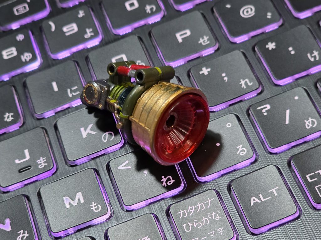 スラスタ－は6個あるので1個余る。クリアパーツは塗らずに成型色そのままにしたが、グリーン部分だけは塗ってもよかったかも。お試しでスラスタ－カバー？をゴールドにしてみたが、この方が内部の赤が際立ってより映えたかも。