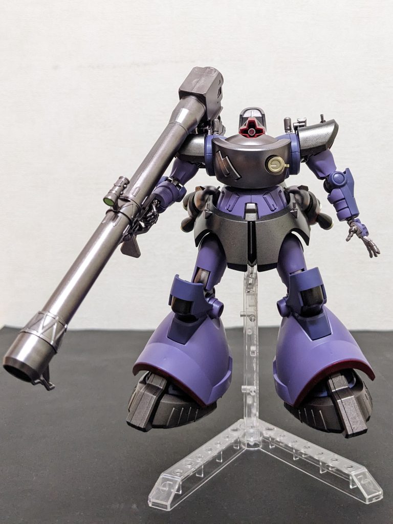 正面さて、本題。今回はアニメ観て3本脚にビックリ😲‼️のGQリック・ドム作ってみました😉‼️テーマはズバリ、「成形色の紫を映えさせる✊‼️」です😄