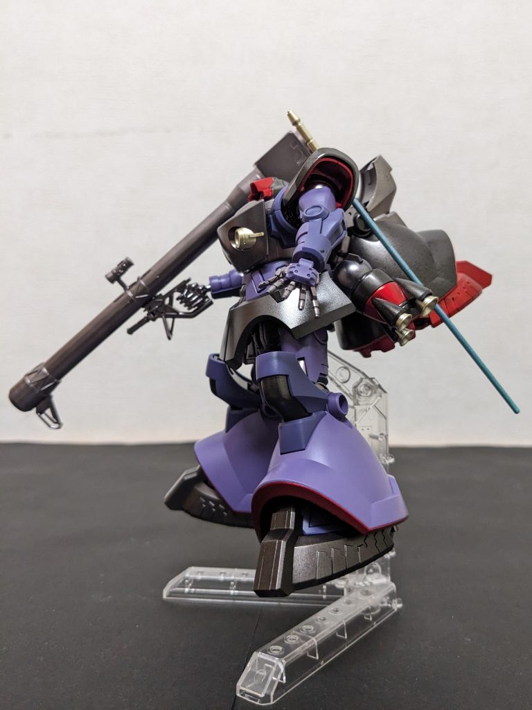 左側面黒は、成形色が完全な「真っ黒」ではなく、ダークネイビーっぽい感じだったので黒ベタにしたいと思いましたが、ガンマカのブラックは塗膜最弱(当社比)なので、せっかく塗ったのにすぐ剥がれるのも悔しいと思ったのと、意外にドムの黒→黒鉄色って作品もありそうでそう無いので、メタブラック使用。あと、細かいところでやたら散りばめられた紫を黒やガンメタに変更し、あえての「引き算」で紫を映えさせました😉そして、既に見えてますが😅この機体最大の特徴である3本目の脚は・・・