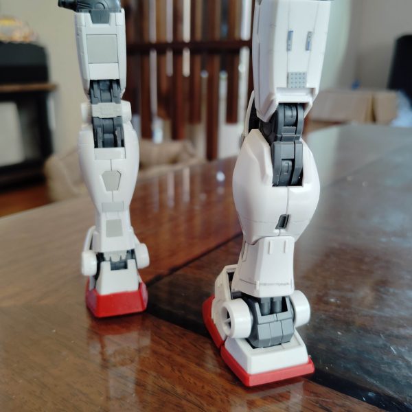 閲覧ありがとうございます！先日のジム•コマンドの続きです！上半身に続き、下半身のディテールアップをしてみましたあまり、細かくなりすぎず、でも、のっぺりにならないようにスジ彫り、プラ板工作をしてみました色を乗せていないせいもあるとは思いますが、あまり、変わっていないような（汗）比較として、ガンダムver.3の脚も載せてみます意外にもガンダムの方が華奢な作りをしていて驚きです武器類のディテールアップをしてみます今日はここまでです（3枚目）