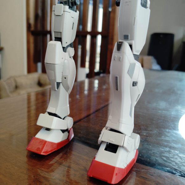 閲覧ありがとうございます！先日のジム•コマンドの続きです！上半身に続き、下半身のディテールアップをしてみましたあまり、細かくなりすぎず、でも、のっぺりにならないようにスジ彫り、プラ板工作をしてみました色を乗せていないせいもあるとは思いますが、あまり、変わっていないような（汗）比較として、ガンダムver.3の脚も載せてみます意外にもガンダムの方が華奢な作りをしていて驚きです武器類のディテールアップをしてみます今日はここまでです（2枚目）