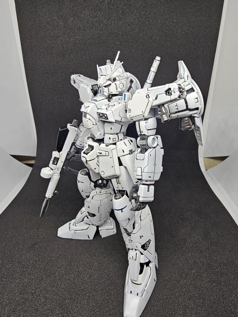 塗装は、一度ガイアカラーのアルティメットブラックで黒くし、その上から、ガイアカラーのアルティメットホワイトで白くしてあります。