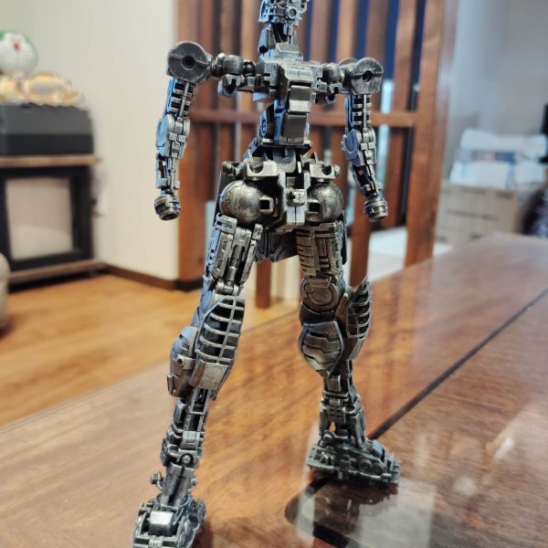 閲覧ありがとうございます！先日のジム•コマンドの続きです！内部フレームに色を付けてみましたガンメタルの上にドライブラシでシルバーを乗せてみましたが、金属感が出てよかったと思いますあまりにギラギラだったのでブラックのウェザリングカラーで質感を抑えましたほぼ、装甲で隠れちゃうんですけどね(泣)作成中にしか見れないレア画像として見てみて下さい細かくディテールがありもったいないくらいです外装の色付けをしていきます今日はここまでです（2枚目）