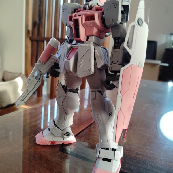 閲覧ありがとうございます！先日のジム•コマンドの続きです！サフ吹きしてみましたいつものグレーに加えピンクも加えてみました何やら、イメージと違い、変な感じですねと思う一方で、セイラマスオさんの色合いだなぁなんて思ったりもしていますやったつもりでも結構キズって残っているものですねこれから消していきます今日はここまでです（2枚目）