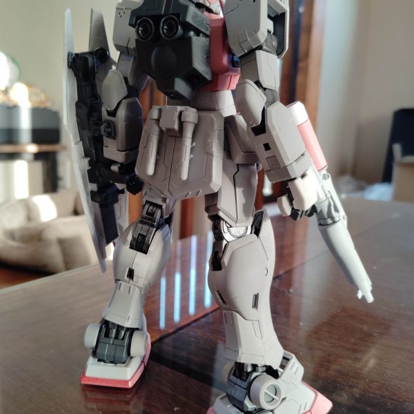 閲覧ありがとうございます！先日のジム•コマンドの続きです！サフ吹きしてみましたいつものグレーに加えピンクも加えてみました何やら、イメージと違い、変な感じですねと思う一方で、セイラマスオさんの色合いだなぁなんて思ったりもしていますやったつもりでも結構キズって残っているものですねこれから消していきます今日はここまでです（3枚目）