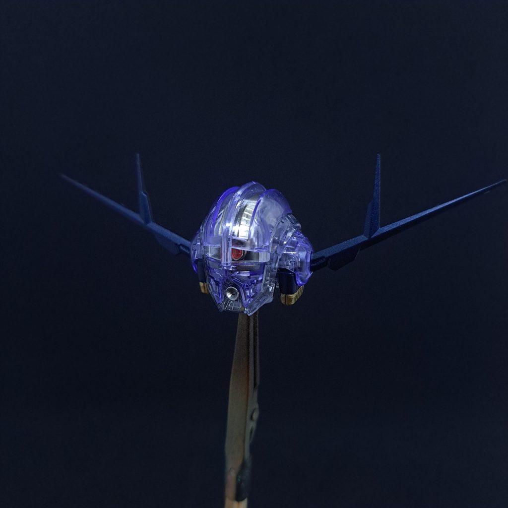 【頭部】H-EYESとHIQ PARTSで始めてのモノアイ加工。アンテナの赤はプリズムブルーブラックに変更。